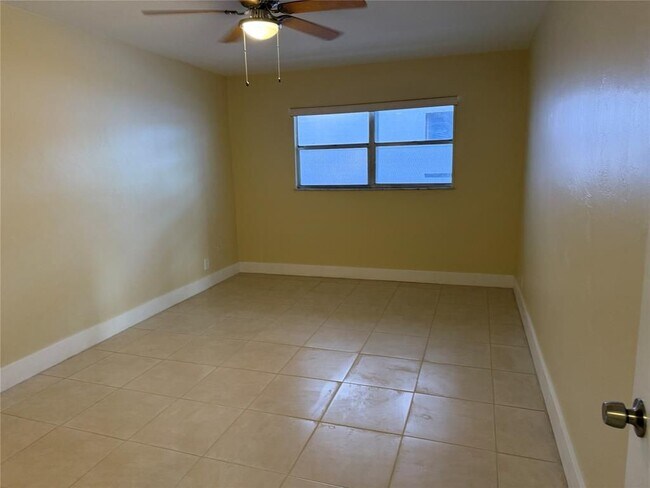Foto del edificio - 1450 N Riverside Dr