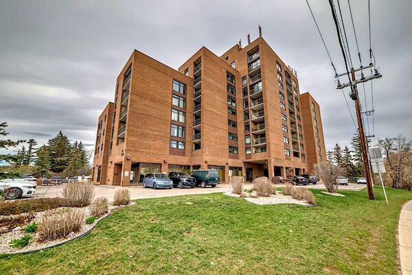 Building Photo - Tower Above Bowness Lagoon!!  2Bed/1 Bath ...