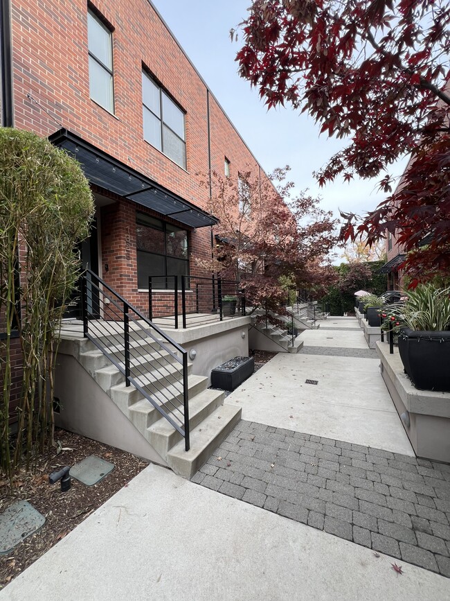 Building Photo - 1326 E Sutter Walk