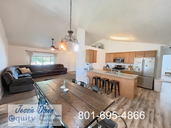 Building Photo - 1043 Sharp Mountain Dr