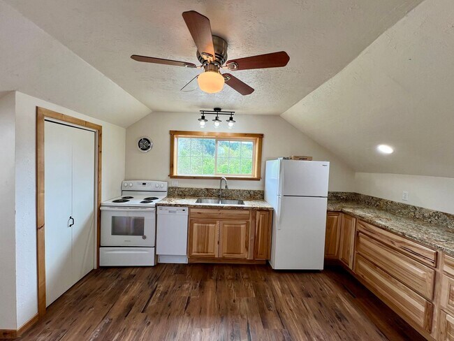 Foto del edificio - Charming Barn-Style 1BD/1BA – Country Setting