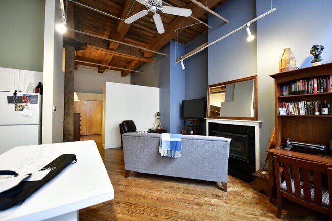 Building Photo - 226 N Clinton Street #223