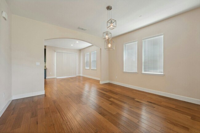 Building Photo - 221 Esfahan Court