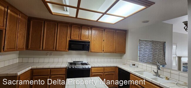 Building Photo - 3 br, 3 bath House - 2837 Toronja Way