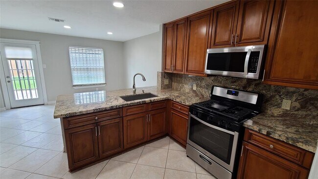 Building Photo - 814 N Oak Dr