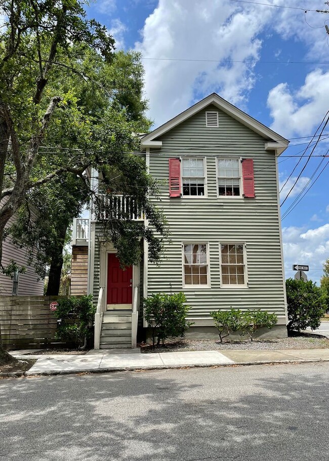 Available 9/1. Gorgeous 2 BR/1 BA Unit in the Historic East Side! - Available 9/1. Gorgeous 2 BR/1 BA Unit in the Historic East Side! House