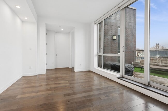 Foto del edificio - 11-35-35 45th Ave