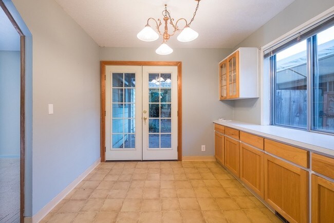 Building Photo - One Level Home close to Pacific University