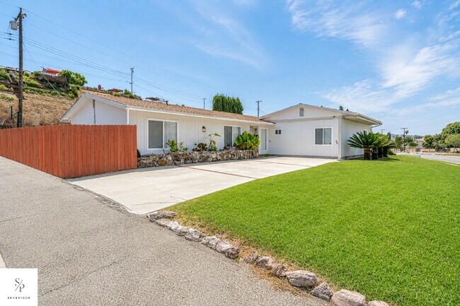 Foto del edificio - Furnished 5-Bedroom Home Near the 57 & 60 — Ideal for Roommates or Students