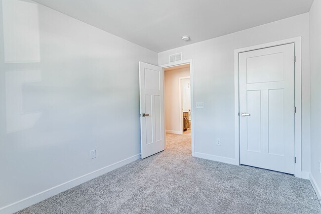 Building Photo - Price Improvement! END UNIT! 3 Bedroom 2.5...