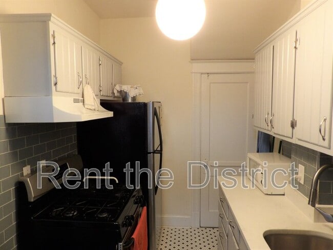 Building Photo - 4433 Fessenden St NW