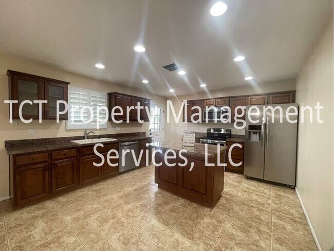 Foto del edificio - Spacious Open Concept 3 bedroom, 2 bath Ho...