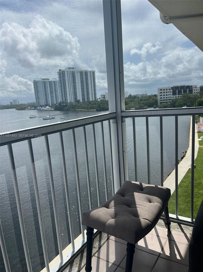 Building Photo - 2910 Point E Dr