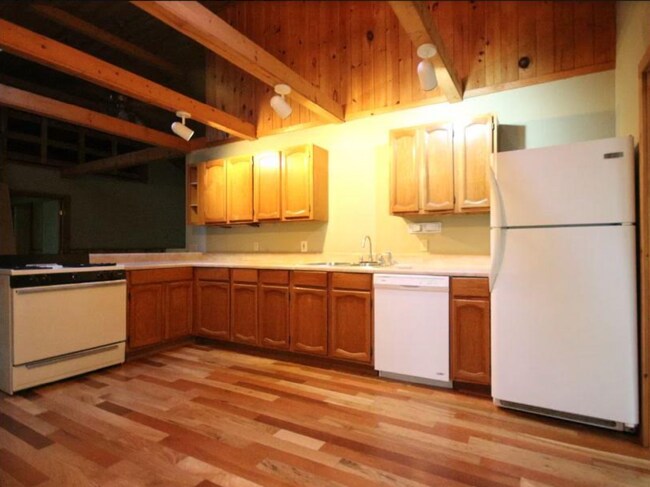 Building Photo - 2 bedroom/2 bath one level home