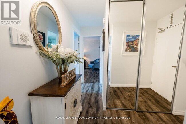 Building Photo - 20-1220 Edgecliff Golfway