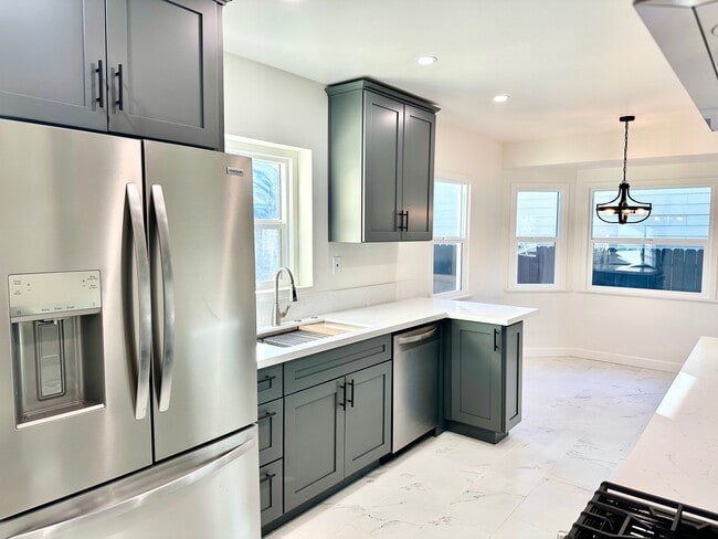 Building Photo - 7360 Hesperia Ave