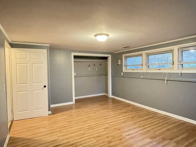 Foto del edificio - 3 Bedroom 2 Bathroom Split Level near Mapl...