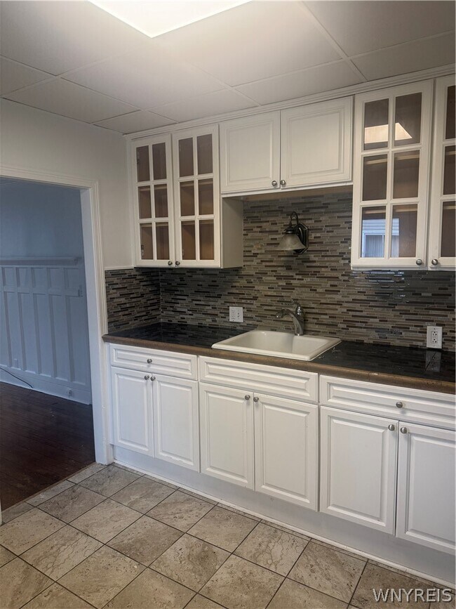 Foto del edificio - 60 W Hazeltine Ave