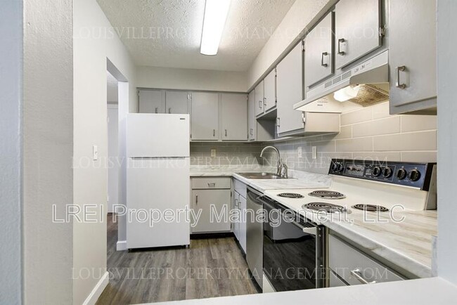 Foto del edificio - 7096 Wildwood Cir