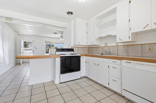 Building Photo - Adorable 2 bedroom 1 bath apartment!