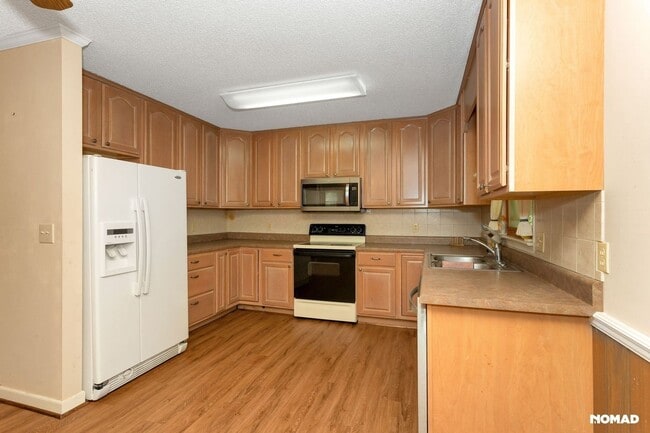 Building Photo - Peace & Beautiful 3BR House Near Rabun Gap...