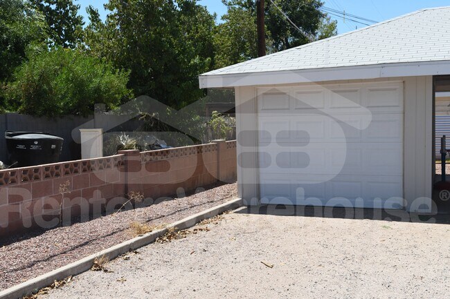 Foto del edificio - 2145 E Osborn Rd