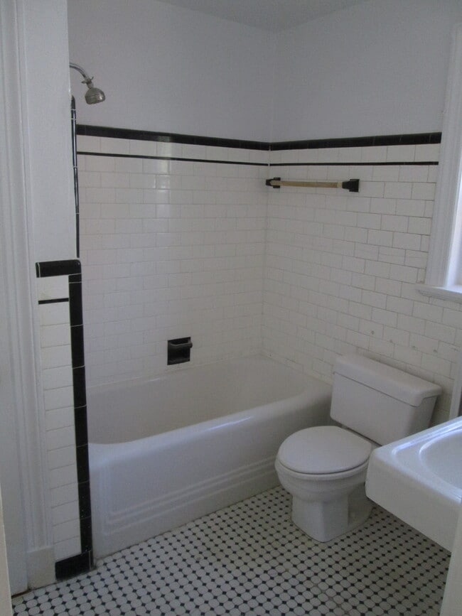 Building Photo - -- AVAILABLE JULY 17TH -- 3 BR / 1 BA Bric...