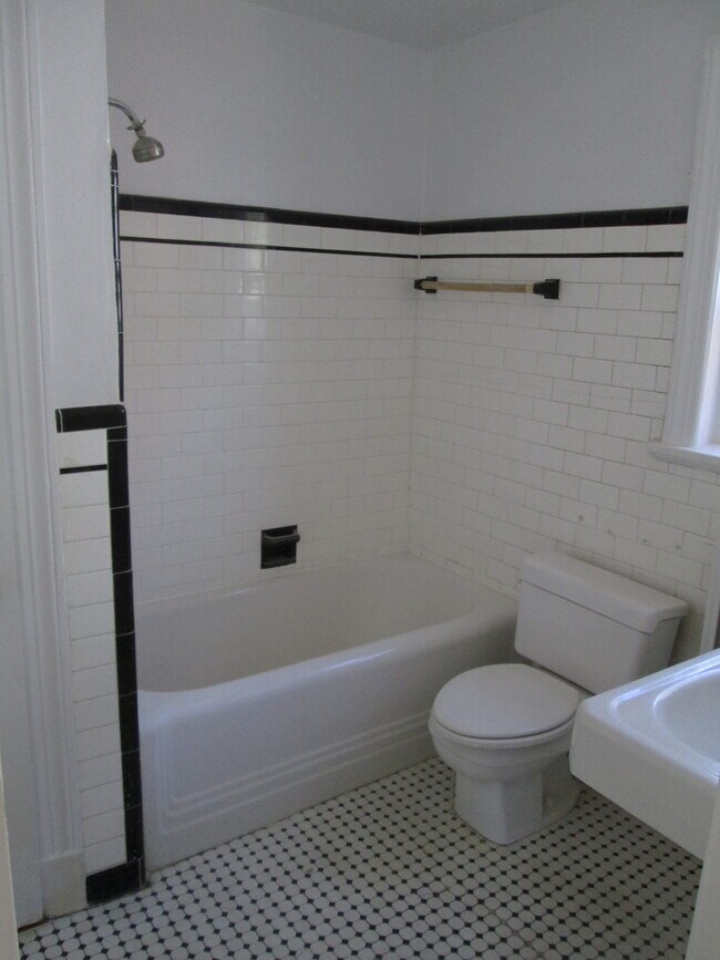 Foto del edificio - -- AVAILABLE JULY 17TH -- 3 BR / 1 BA Bric...