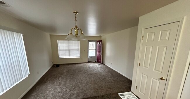 Sala de estar, puerta de entrada - 140 Holly Pines Ct