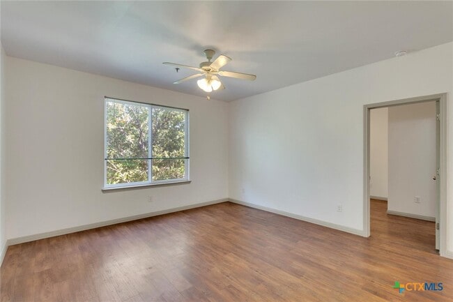 Foto del edificio - 1011 N LBJ Dr