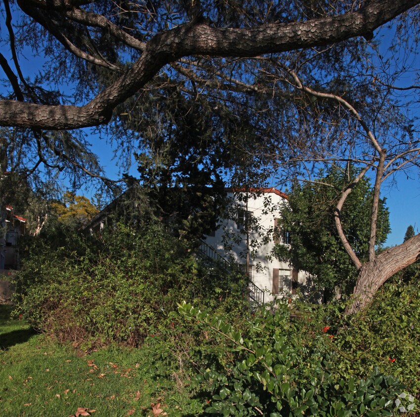 Building Photo - 1621 Riverside Dr