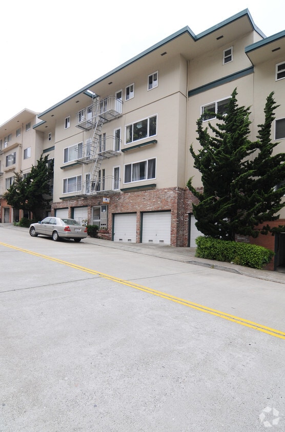 Building Photo - 445 Warren Dr