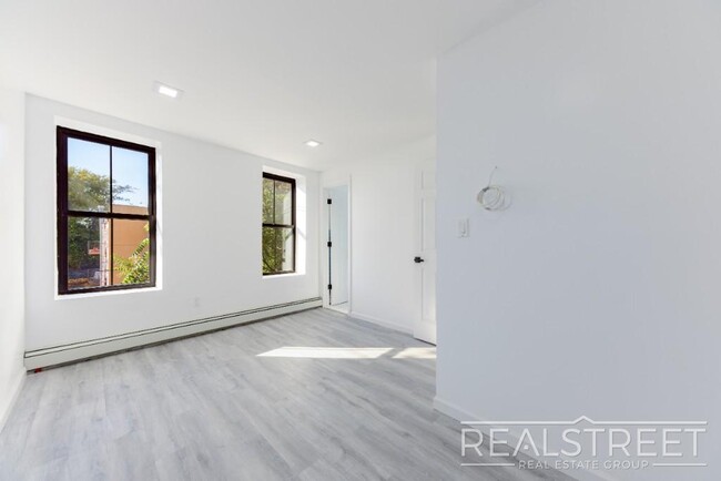 Foto del edificio - Brand New 4 Bed 3 bath Upper Duplex in Bed...