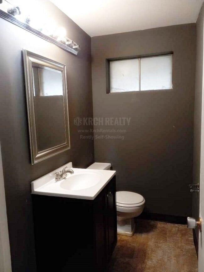 Building Photo - Beautifully updated 3 bedroom, 1.5 bathroo...