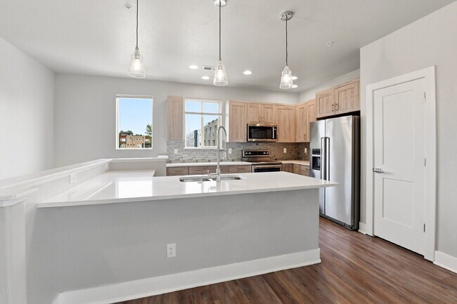 Foto del edificio - $2,890.95, 2-bed, 2.5-bath, located in Denver with a rooftop terrace.