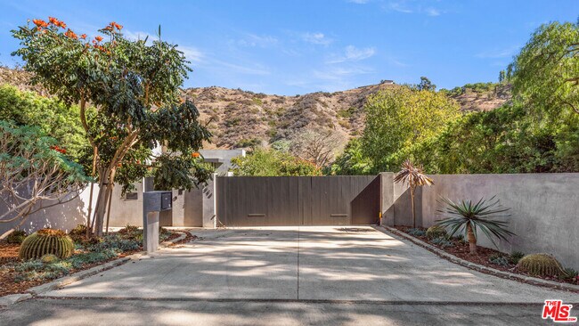 Building Photo - 3314 Serra Rd