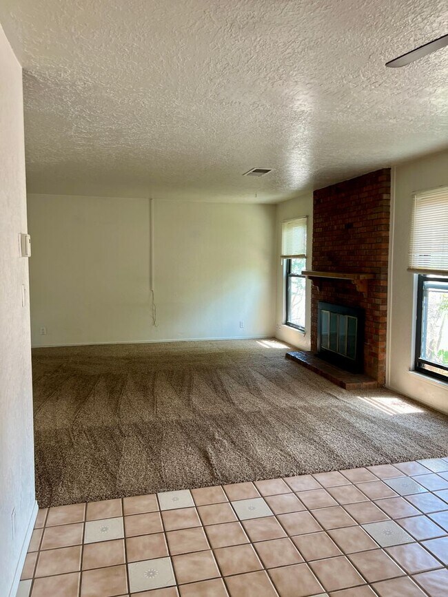 Foto del edificio - Ready For Immediate Move IN !!