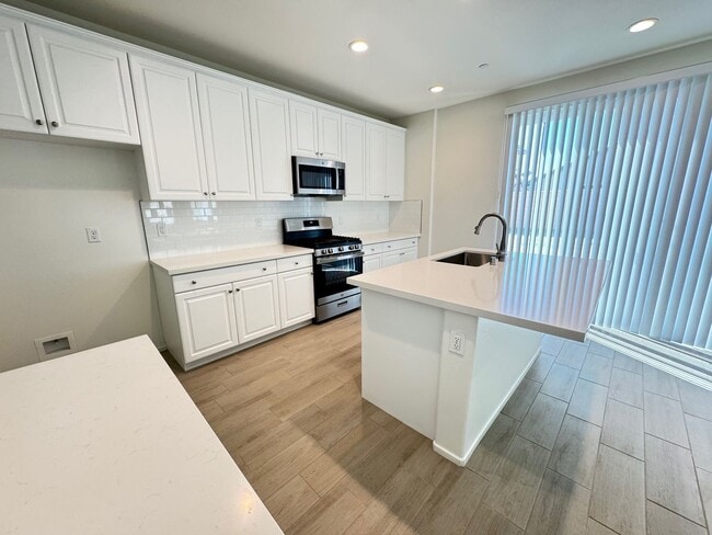 Building Photo - Newly built 5 + 3 With Solar! $4000/Month