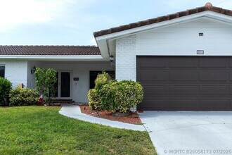Building Photo - 2910 NE 40th Ct