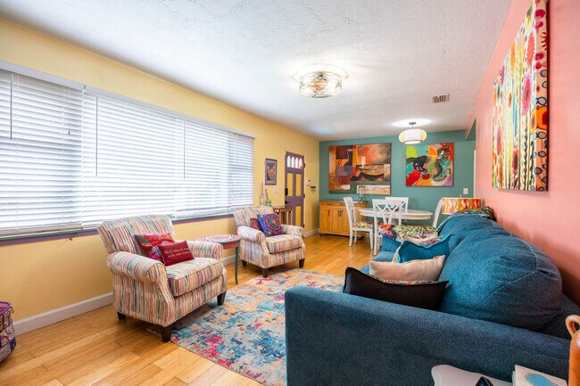 Building Photo - 214 Lucerne Dr