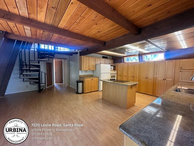 Foto del edificio - A Private 43 Acre Mountain Top Retreat