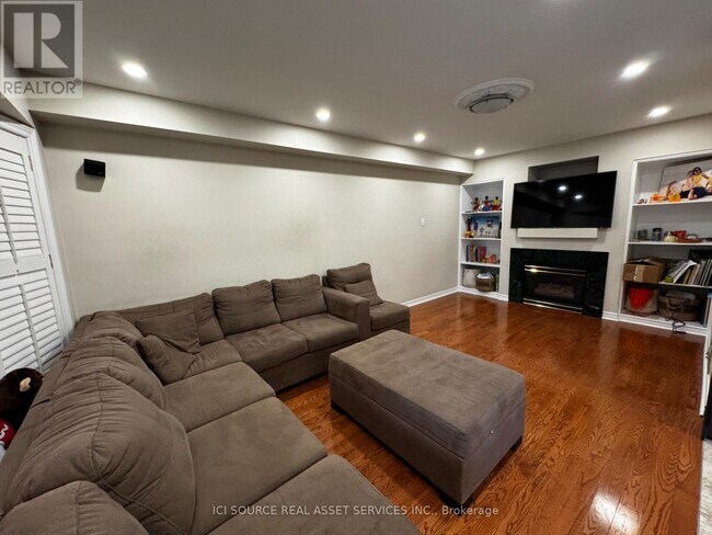 Building Photo - 5503 Landsborough Ave