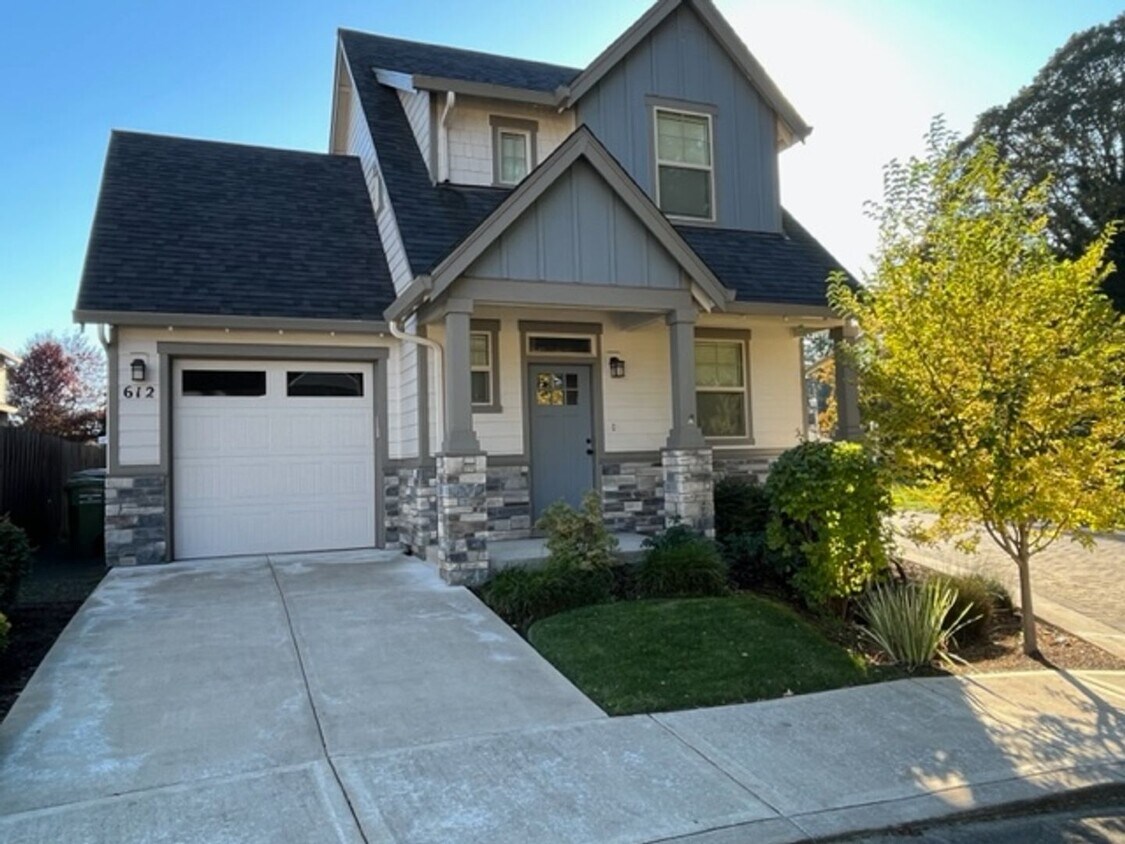 Primary Photo - 2 Bedroom 2 Bath Newberg OR 97132