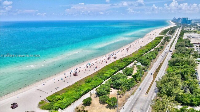 Foto del edificio - 100 Bayview Dr