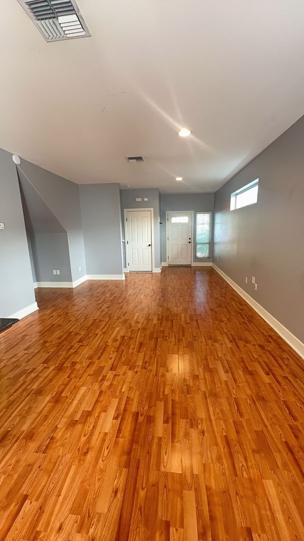 Building Photo - 2 Bedroom-2.5 Bath Townhome