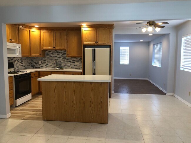 Foto del edificio - Beautifully remodeled home in the middle o...