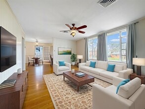 Building Photo - 914 1/2 W 21st St