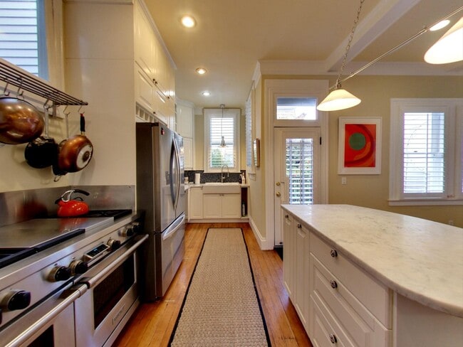 Foto del edificio - Luxury 5 Bed, 3.5 Bath Home in the Mission! Check out Virtual Tour!