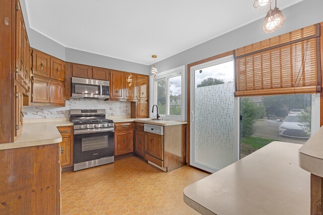Building Photo - 414 Gainsborough Ct