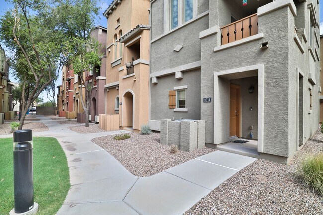Foto del edificio - Furnished 2 bed / 2.5 bath Gilbert Condo in Gated Community w/ 2 pools.